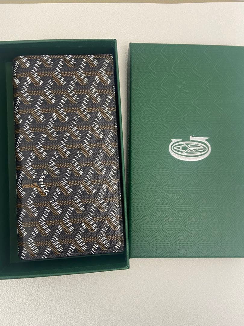 Goyard 長財布（ブラウンレザー、カードポケット付き）