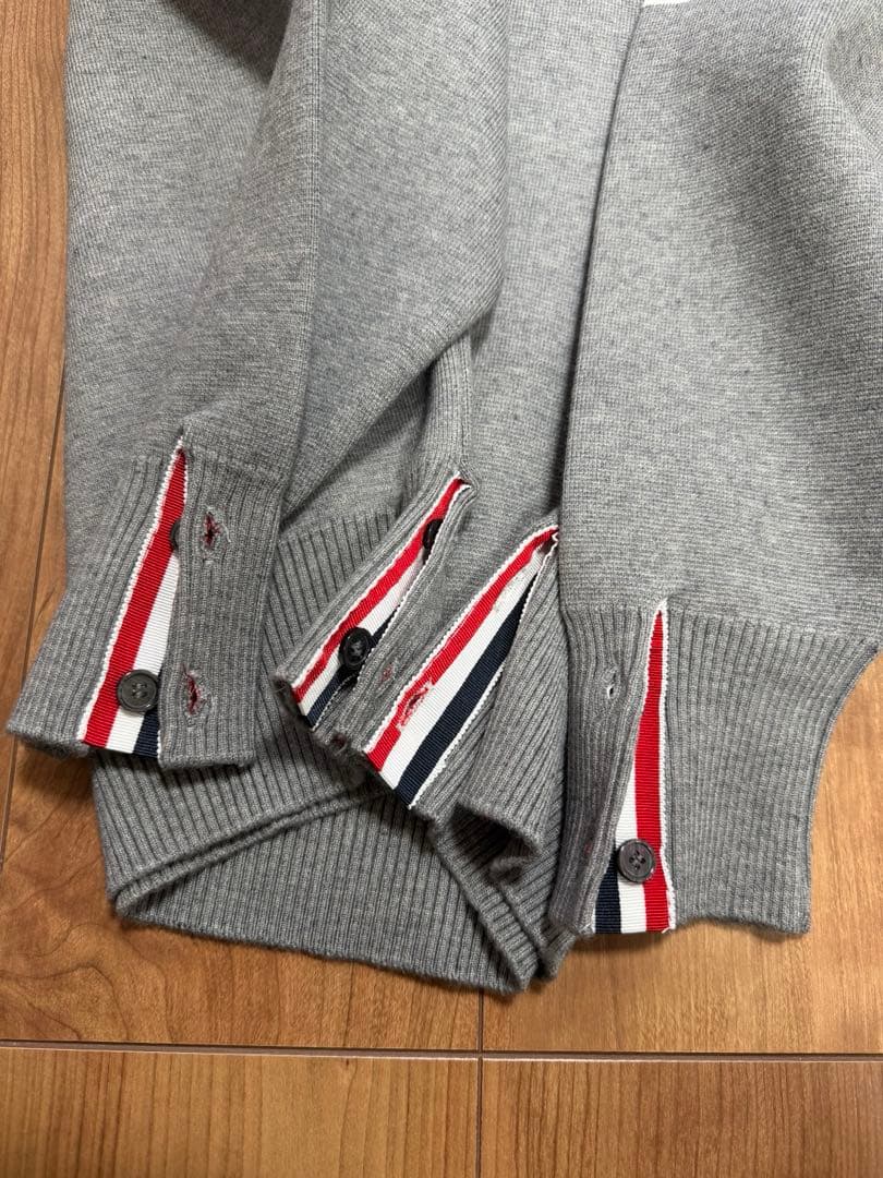 【新品】4bar グレー クルーネック ニット L トリコロール ボタン仕様