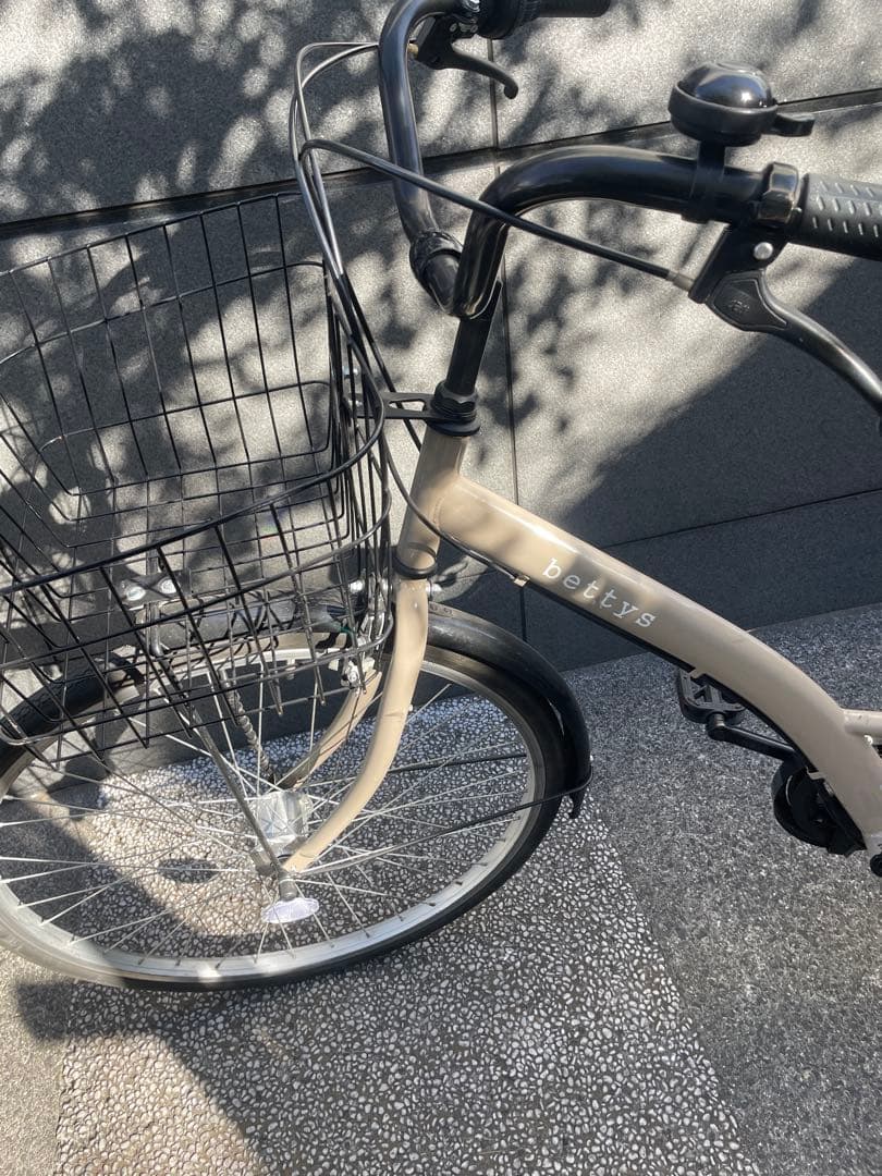bettys シティサイクル ベージュ 前面バスケット付き