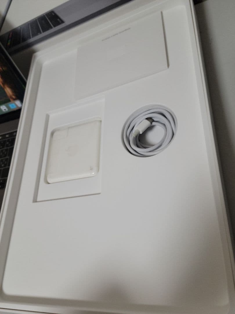 美品　MacBook Pro 15インチ 2019 外箱・付属品付