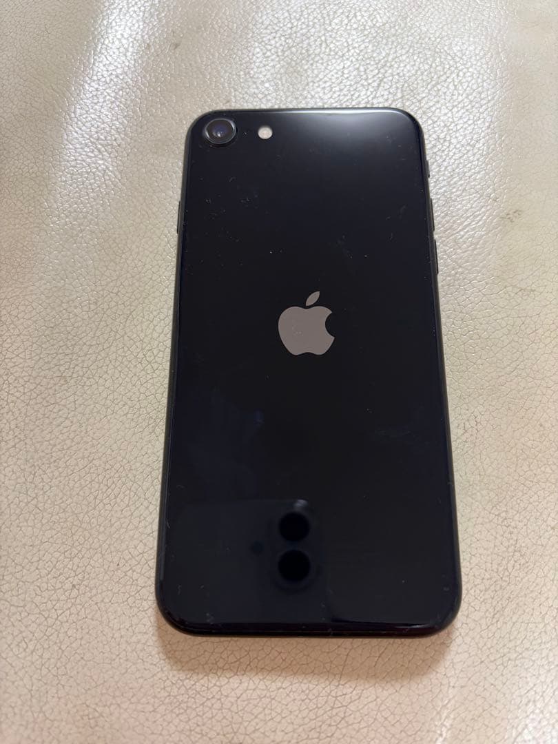 Apple iPhone SE (第3世代) ブラック　画面ひび割れあり