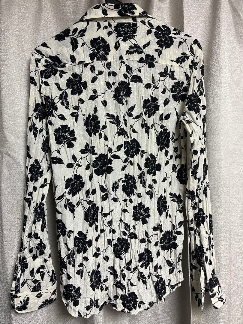 トルネードマート　シワ加工モノトーンフラワードレスシャツ