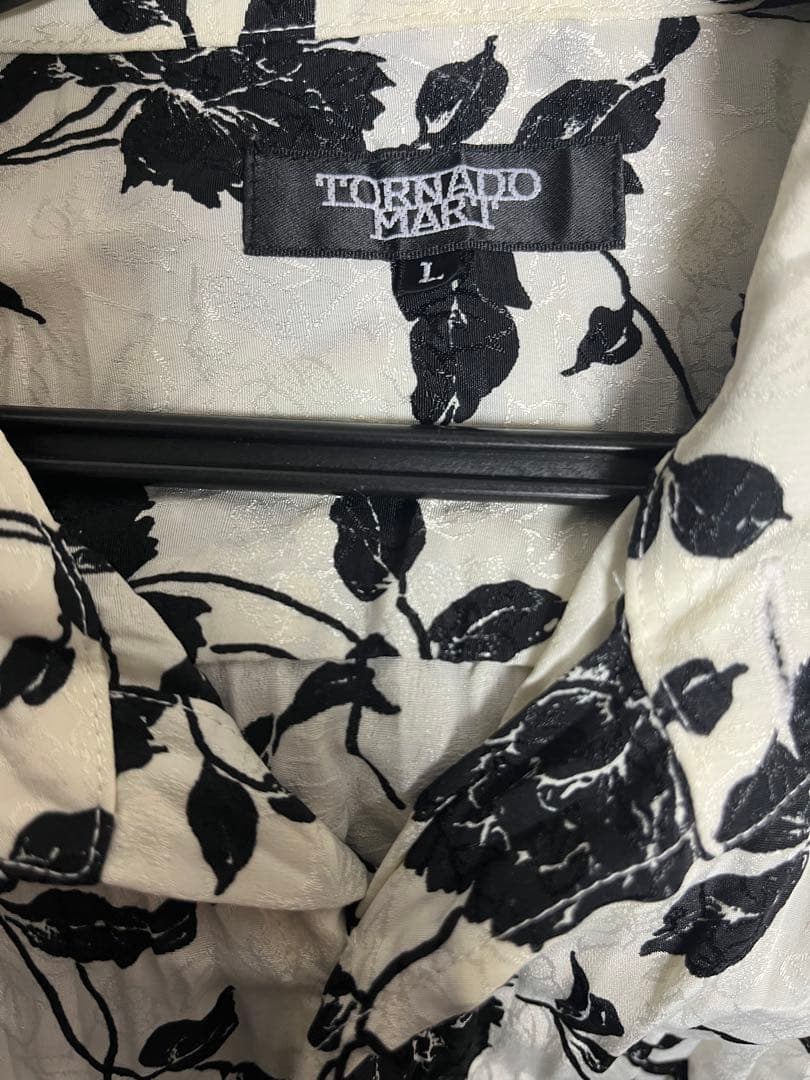 トルネードマート　シワ加工モノトーンフラワードレスシャツ