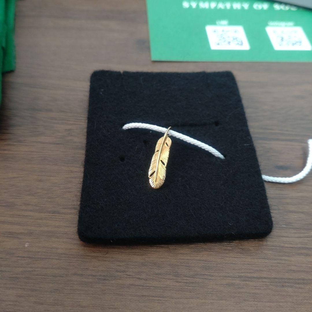 SYMPATHY OF SOUL スモールフェザーチャームK18イエローゴールド