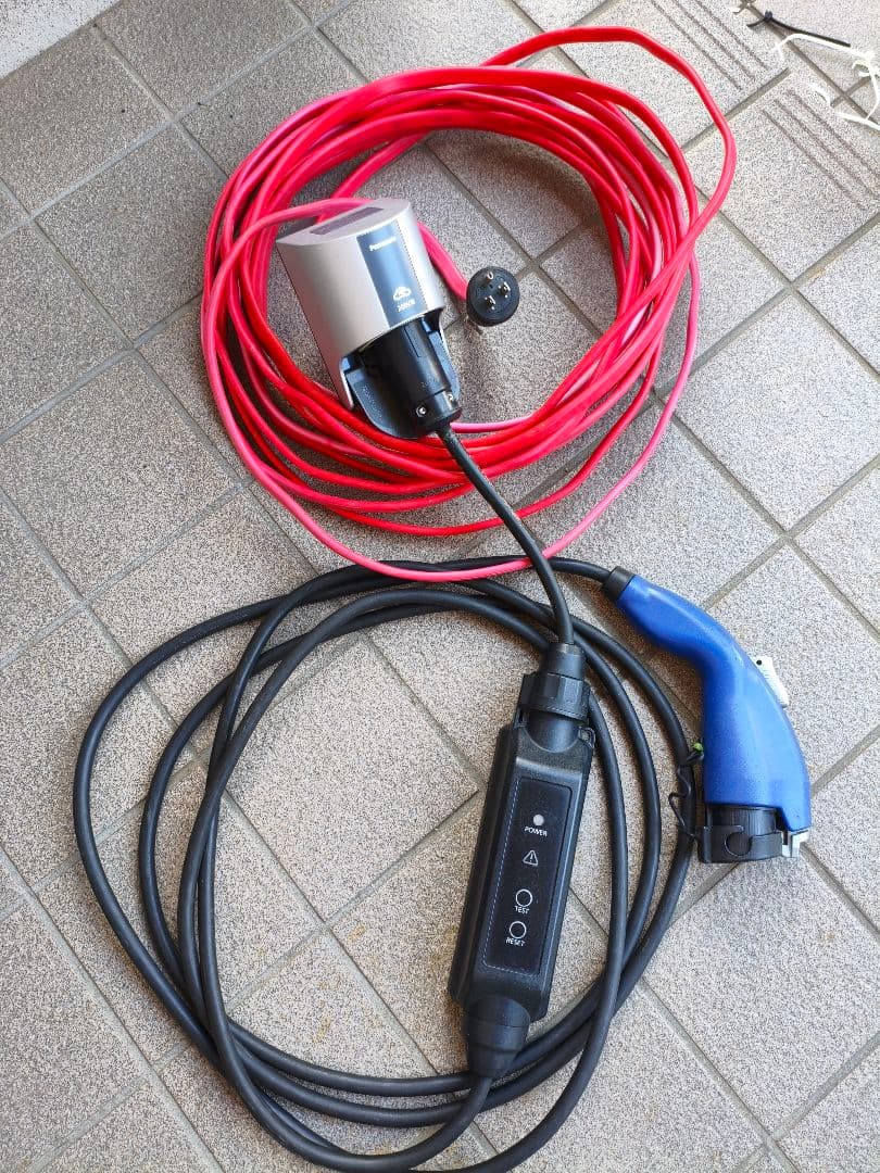 トヨタ純正充電ケーブル+AC100Vケーブル付き