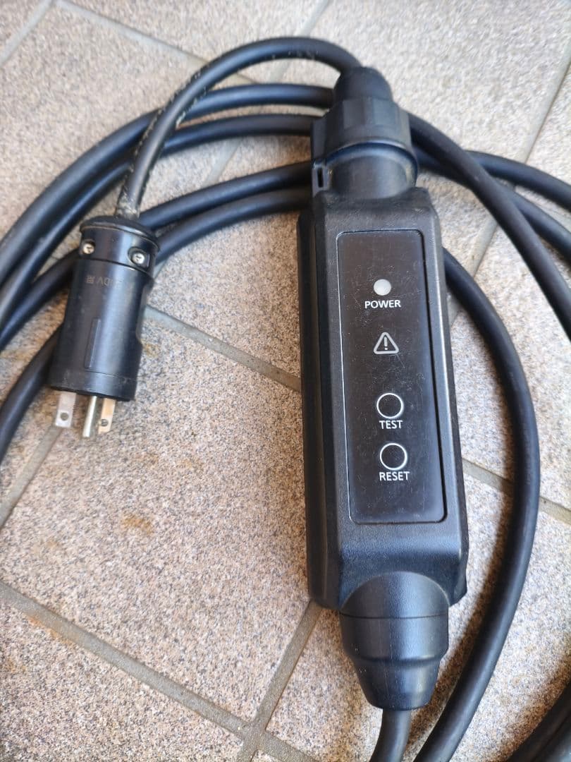 トヨタ純正充電ケーブル+AC100Vケーブル付き