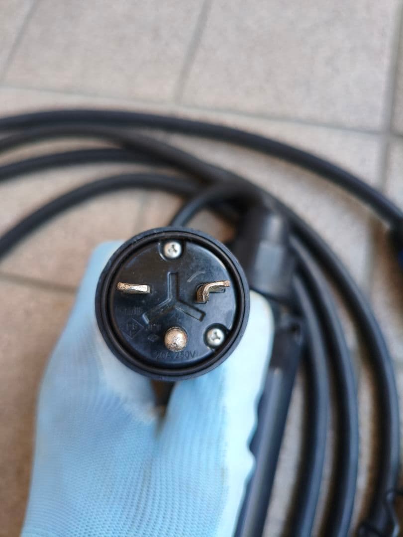 トヨタ純正充電ケーブル+AC100Vケーブル付き