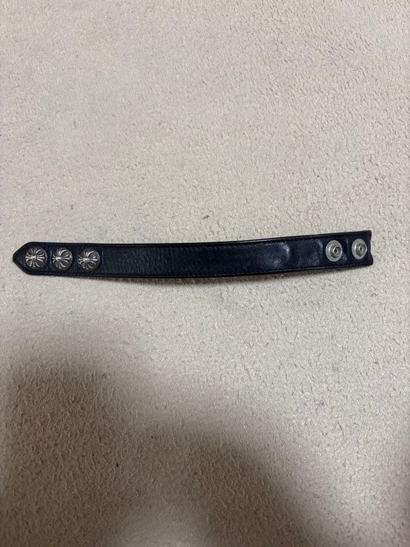 クロムハーツ黒レザーブレスレット スナップボタン付き