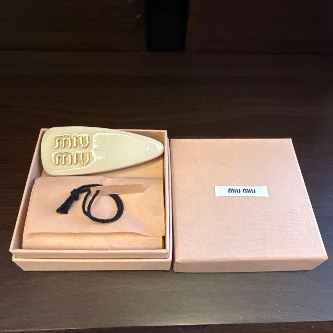 緑茶　MIU MIU ヘアピン アイボリー