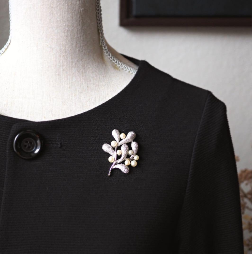 TRIFARI 1950年代ヴィンテージ　宿り木のブローチ