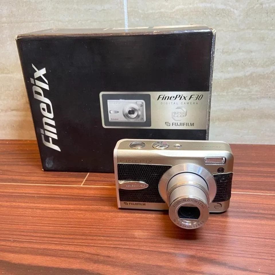 FUJIFILM FinePix F30 デジカメ ほぼ新品 3442