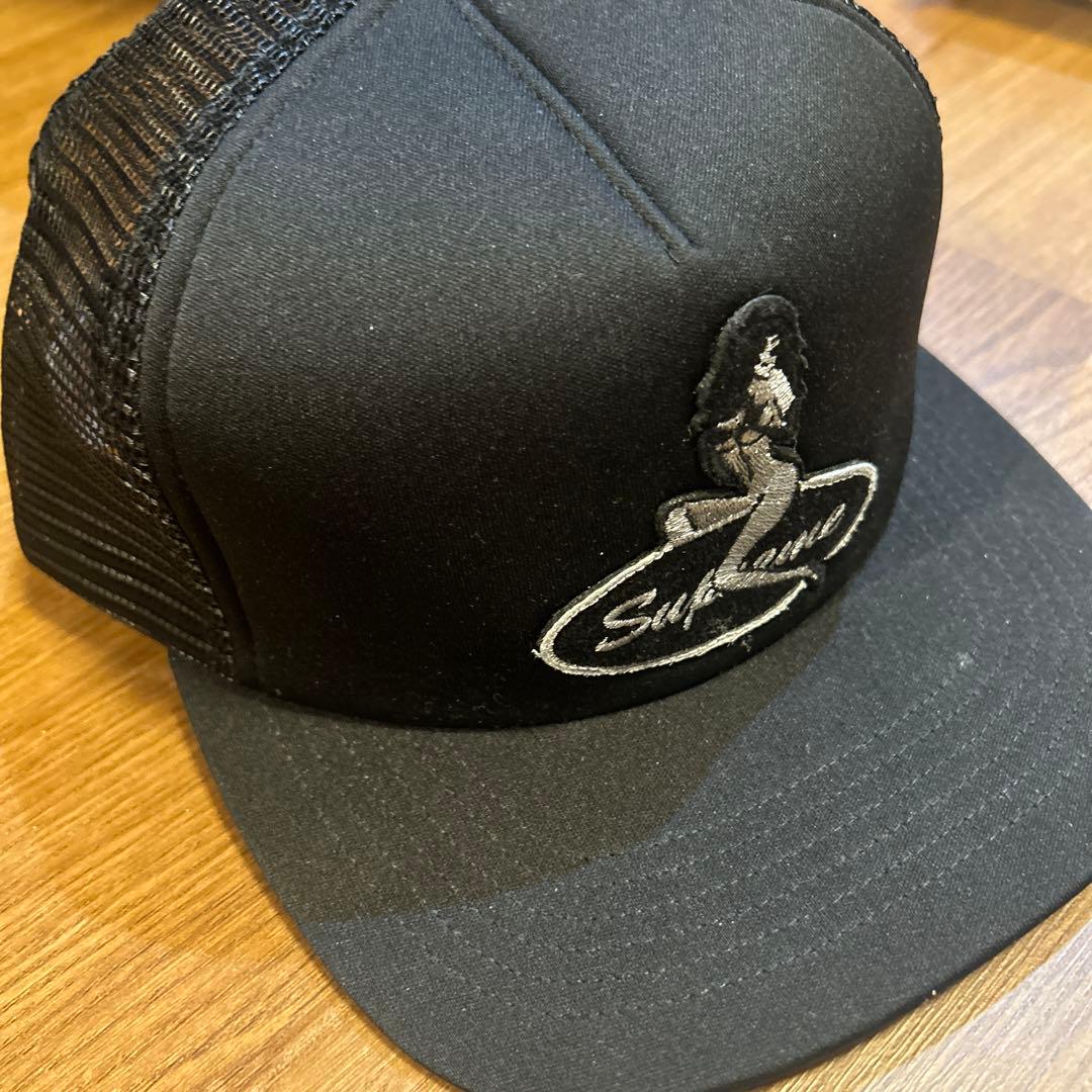 Supremeブラック トラッカーキャップ 刺繍ロゴ