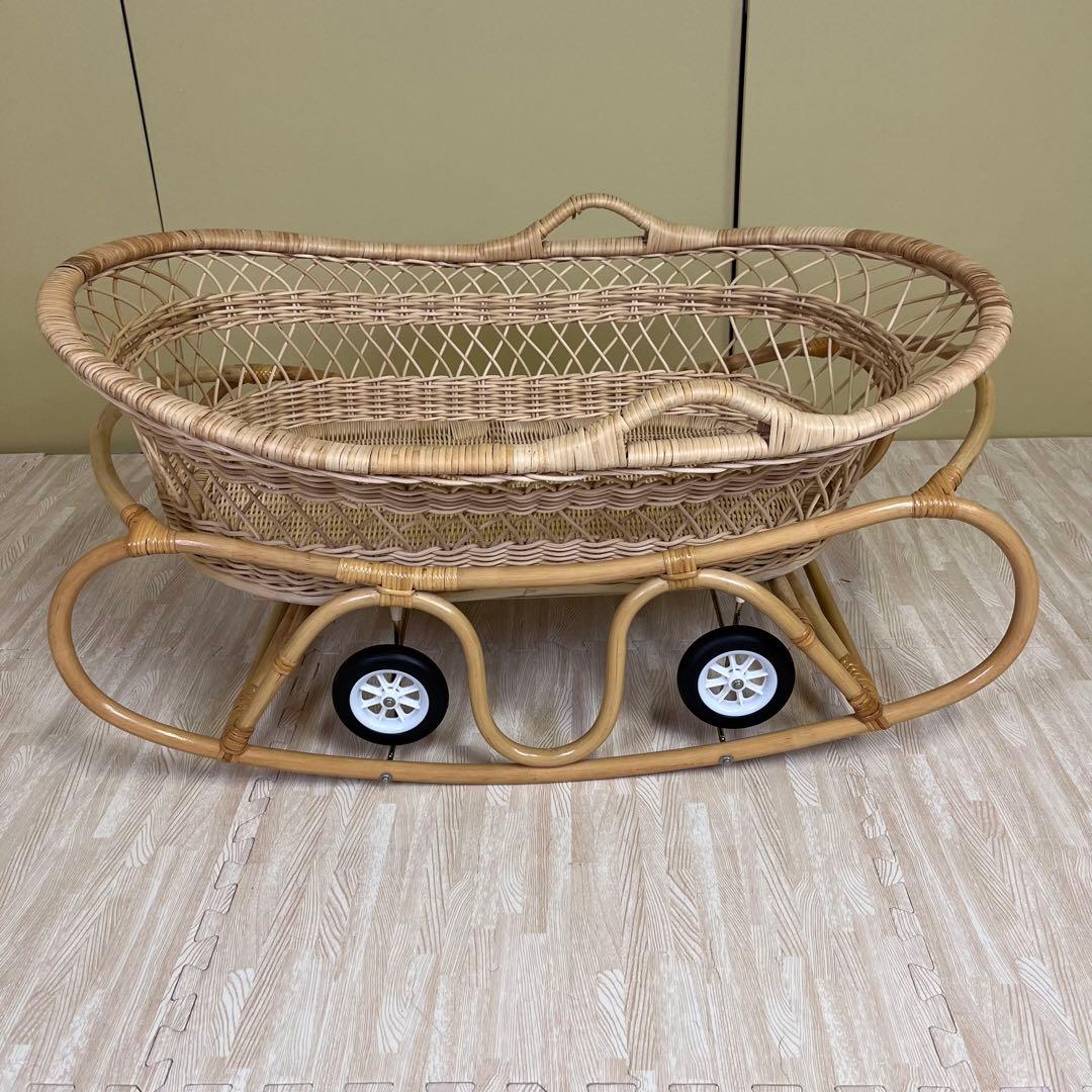 ☆程度良好☆　籐のベビーベッド　ゆりかご　格納式ローラー付