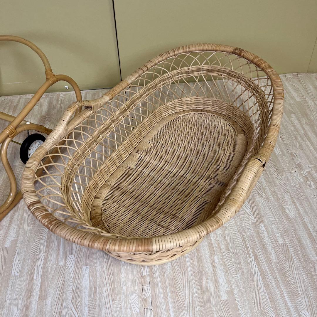 ☆程度良好☆　籐のベビーベッド　ゆりかご　格納式ローラー付