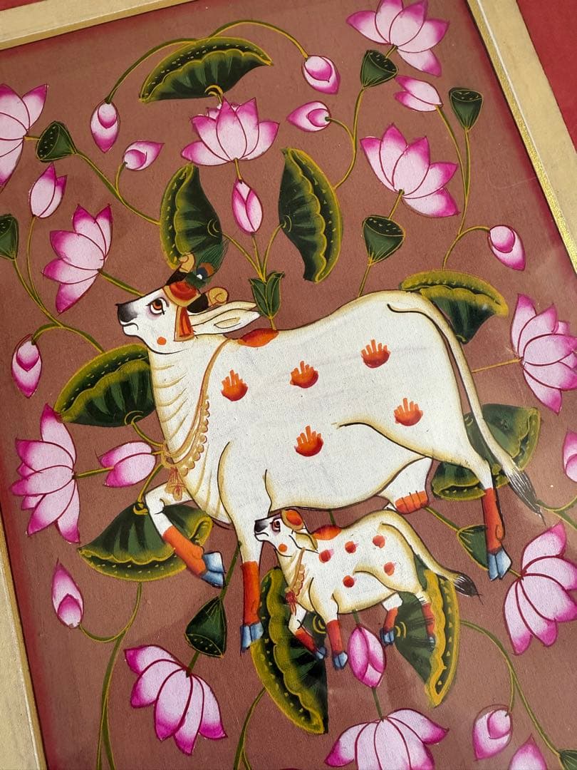 インド手描きピチャワイ画　牛と蓮の花の絵画