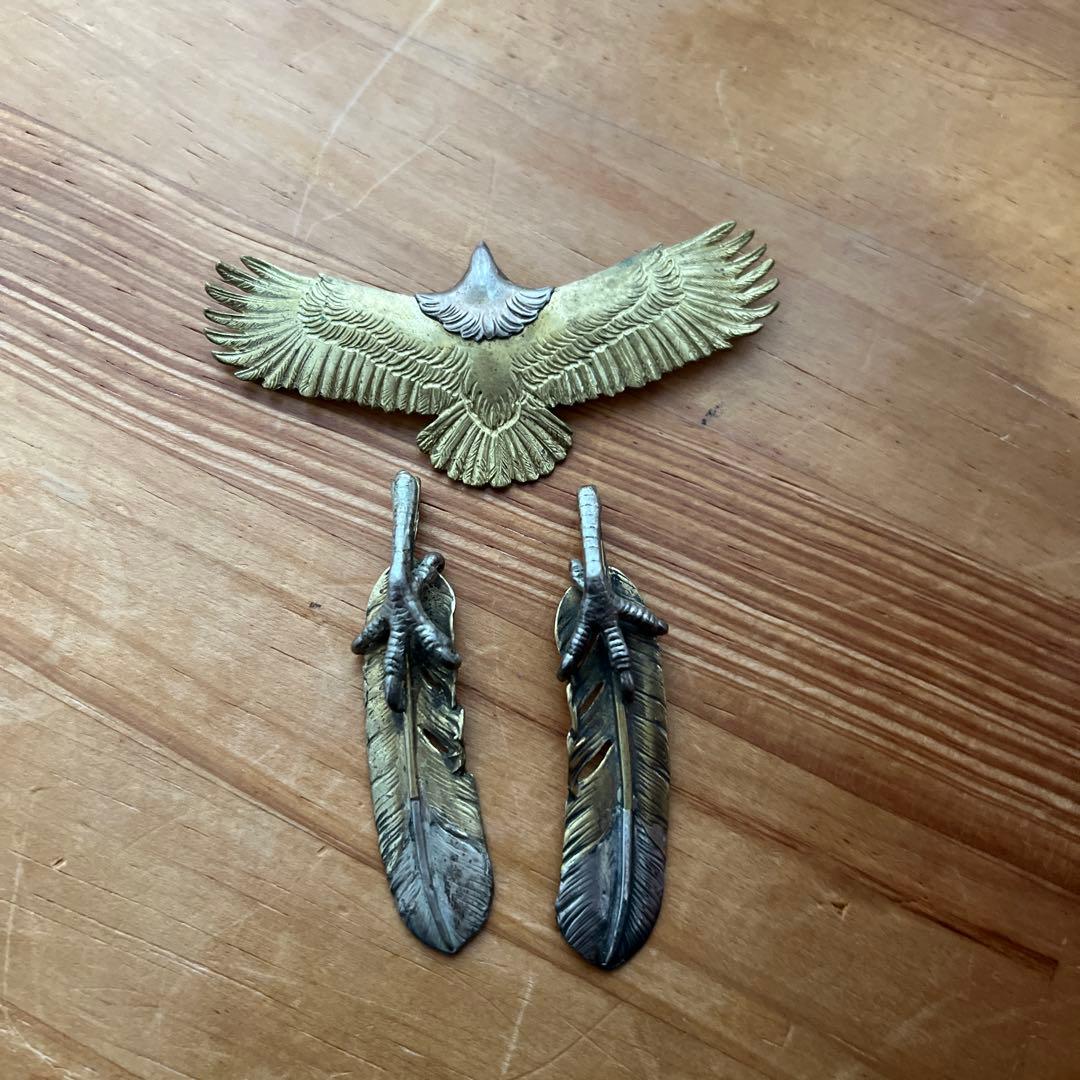 鷲と羽根デザイン　チェーンはありません。