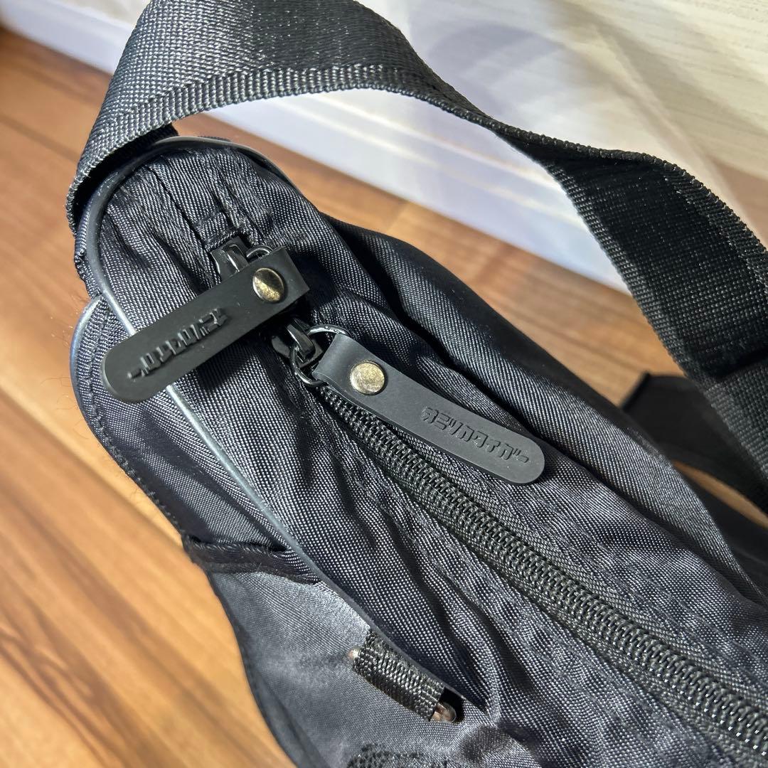 オニツカタイガー メッセンジャーバッグ 刺繍トラ Onitsuka Tiger