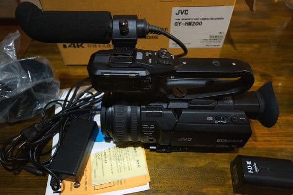 ビデオカメラ JVC GY-HM200