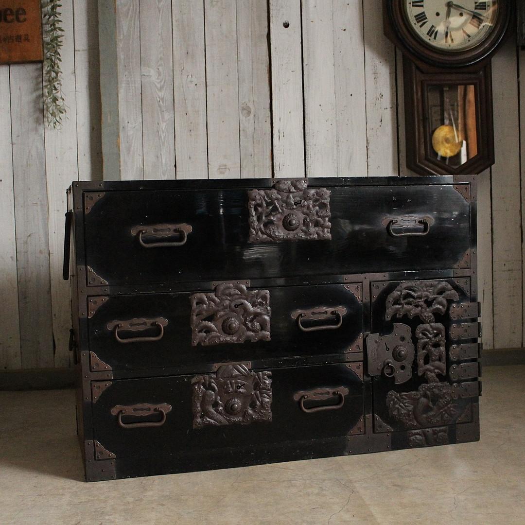 がんちゃん綺麗な打ち出し金具時代庄内箪笥　扉付き　時代箪笥　時代家具