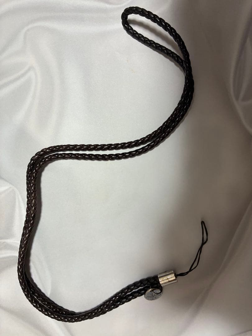 ボッテガべネタ茶系の編み込みレザー ストラップ。長さ45cm