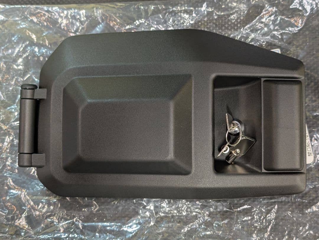 ゴ*0様 ランクル70再再販(GDJ76W) 尿素リッドカバー 鍵付き加工