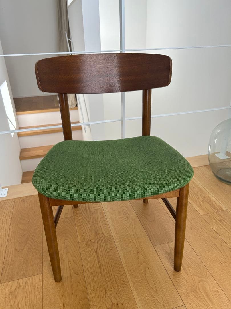 カリモク60 木製椅子 緑色 布張り