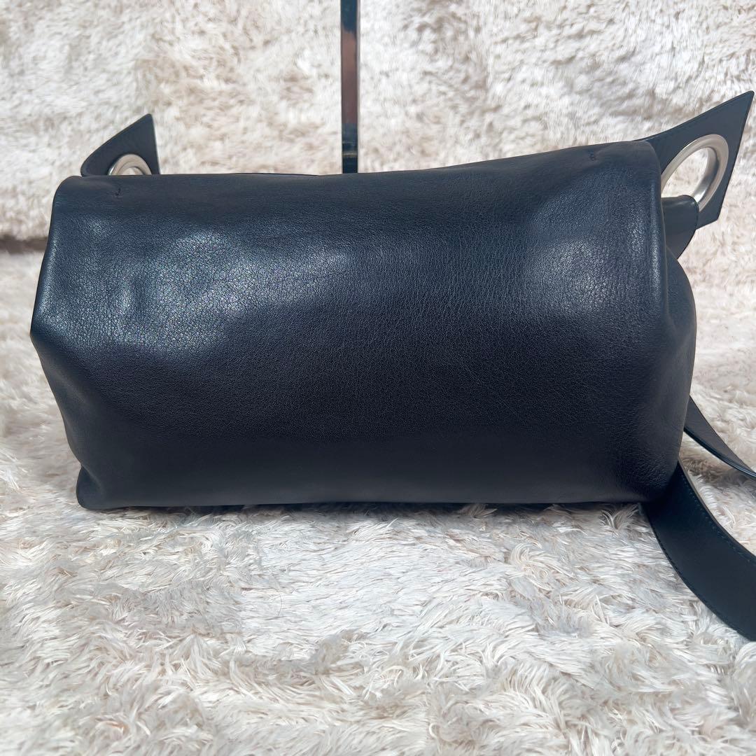 美品 カワカワ hatome ハトメ　ボディバッグ レザー ブラック