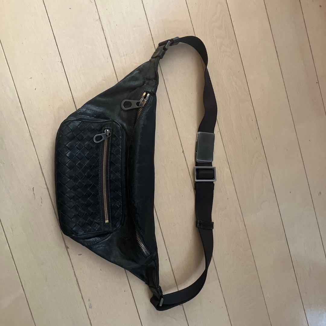 ボッテガブラックレザー編み込みボディバッグ