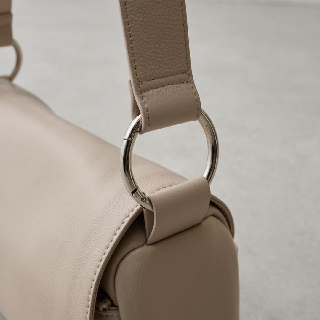 【新品タグ付】ビアズリー レザー ボディバッグ ベージュ