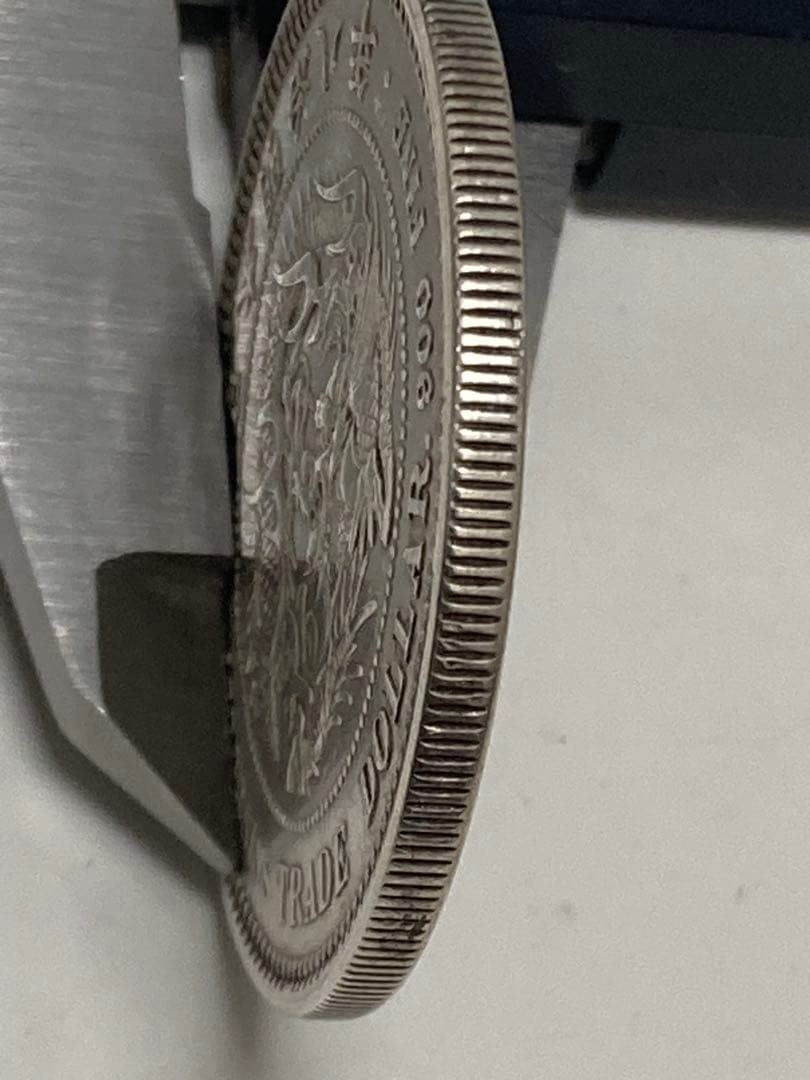 貿易銀　明治8年　菊紋・龍　　　約38.79㎜　約27.13g