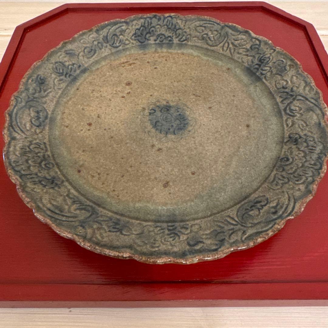 イムサエムさんのお皿 花模様のエンボス加工 陶器プレート 30cm