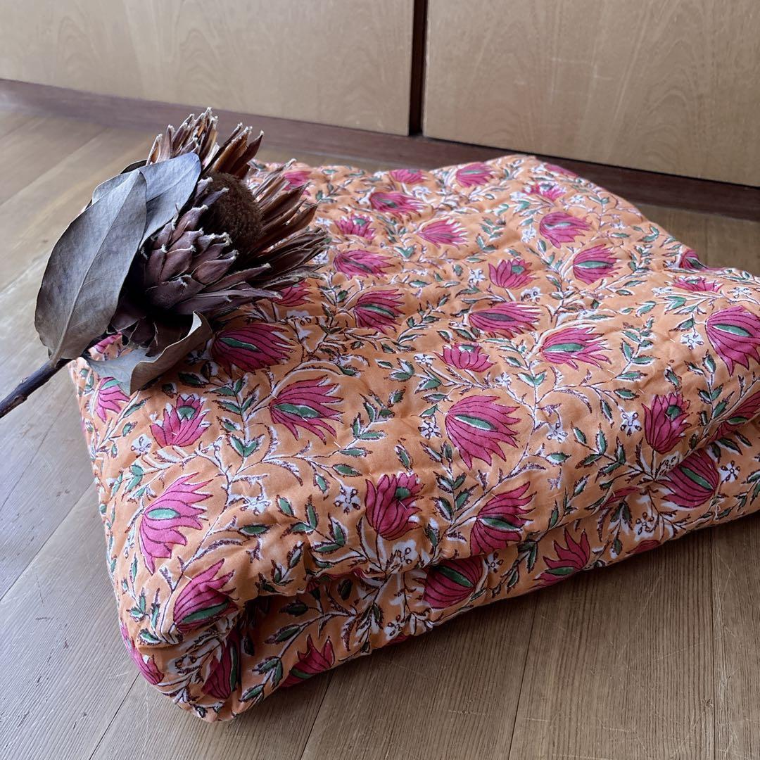 未使用※訳アリ　インド ブロックプリント 中綿入りベビーキルト オレンジ　ラグ