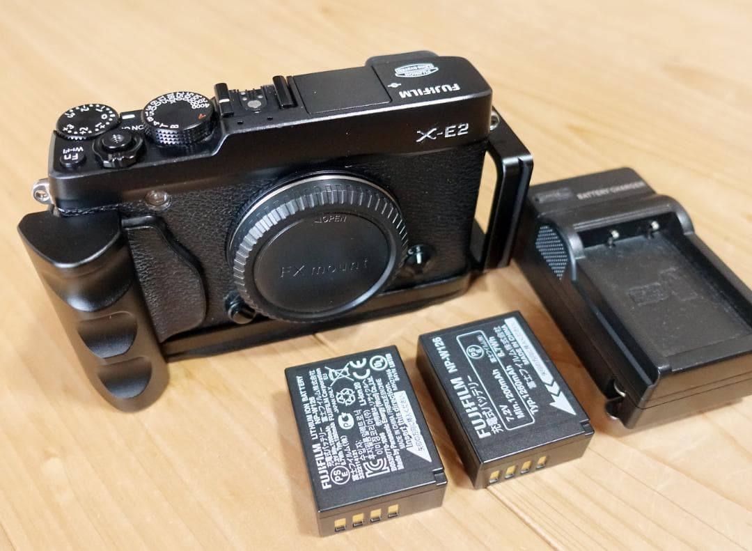 富士フイルム X-E2 ボディ ブラック_カメラブラケット付き