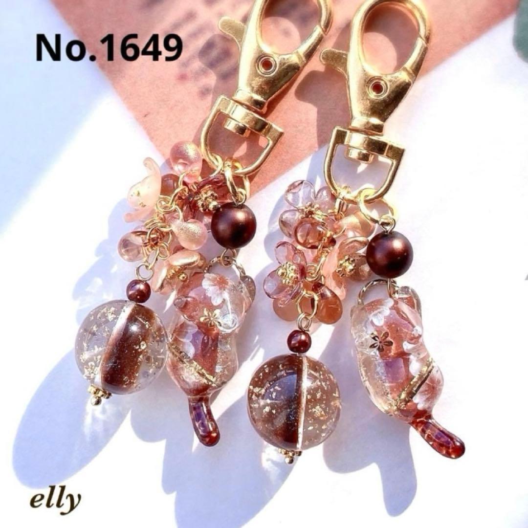 【やの様】1619.水引き　正月　天然石　牡丹　じゃれ猫　レジン　根付ストラップ