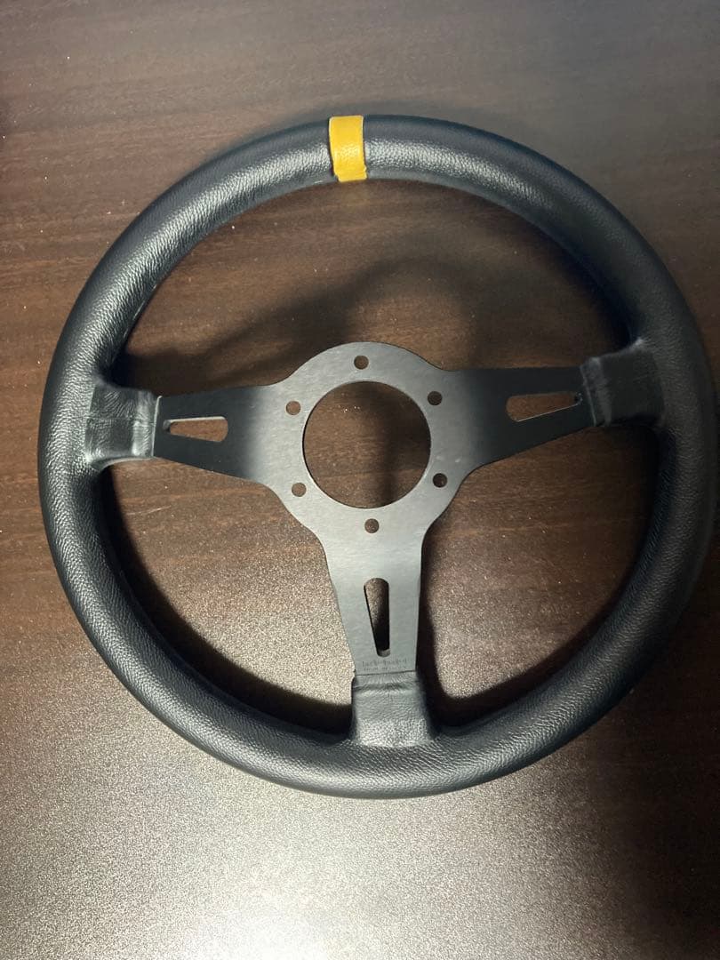 MOMO　ステアリング　３５π　ディープコーン　中古