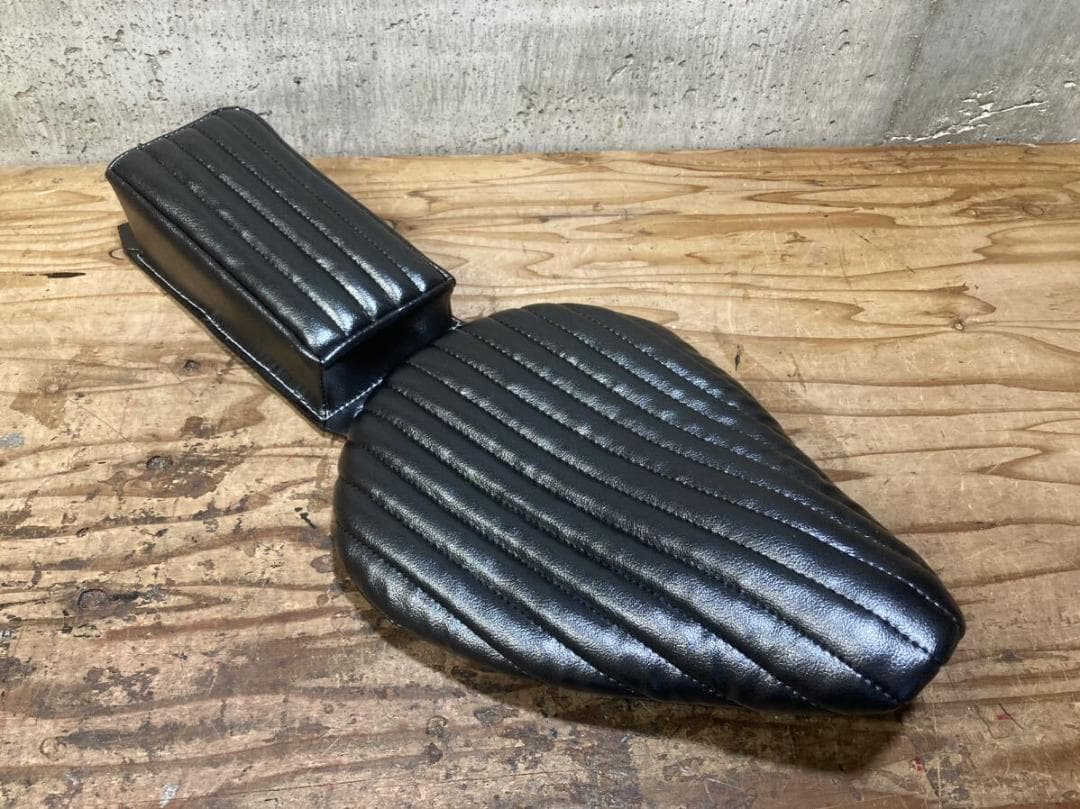 送料無料 ソロシート ピリオン 光沢BK タックロール ハーレー チョッパー