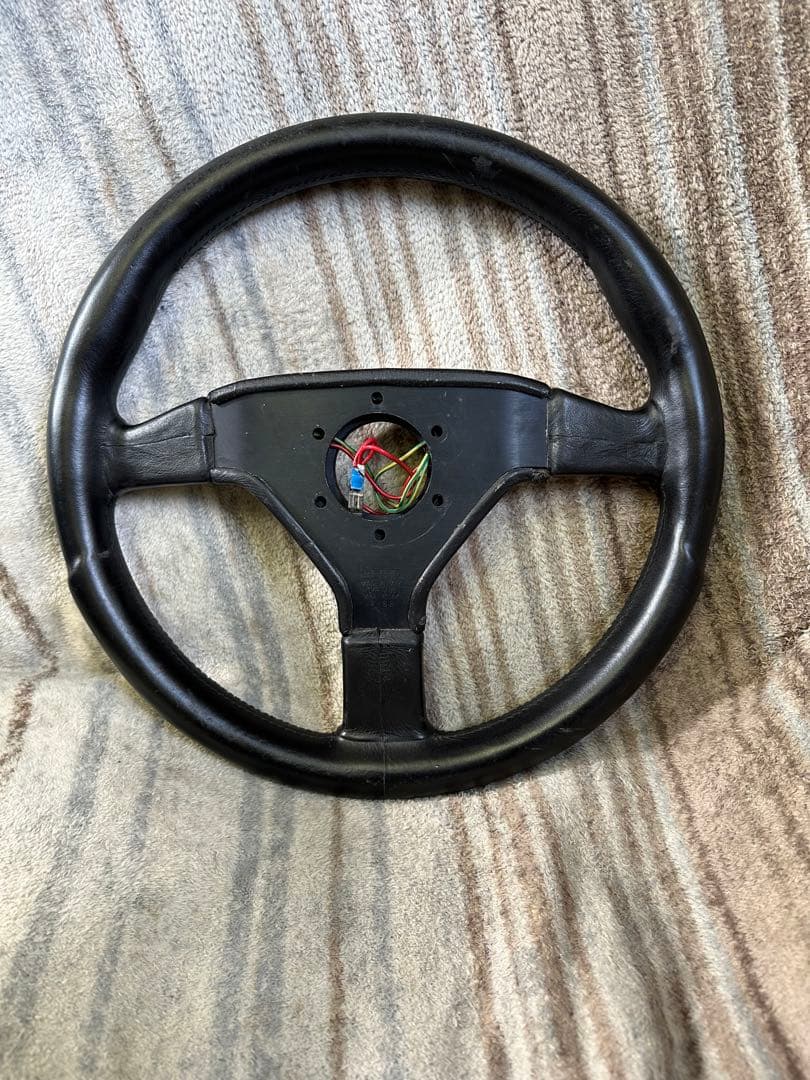 MOMO（モモ）V36タイプ ステアリング ホーンボタン2箇所あり！