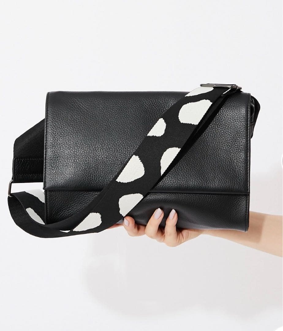 イアパピヨネ ワイド柄テープショルダーバッグ　ダルメシアン　ブラック