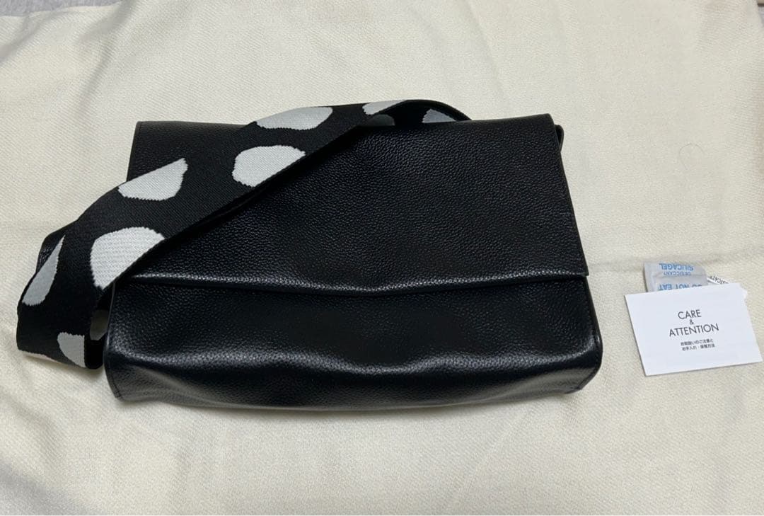 イアパピヨネ ワイド柄テープショルダーバッグ　ダルメシアン　ブラック