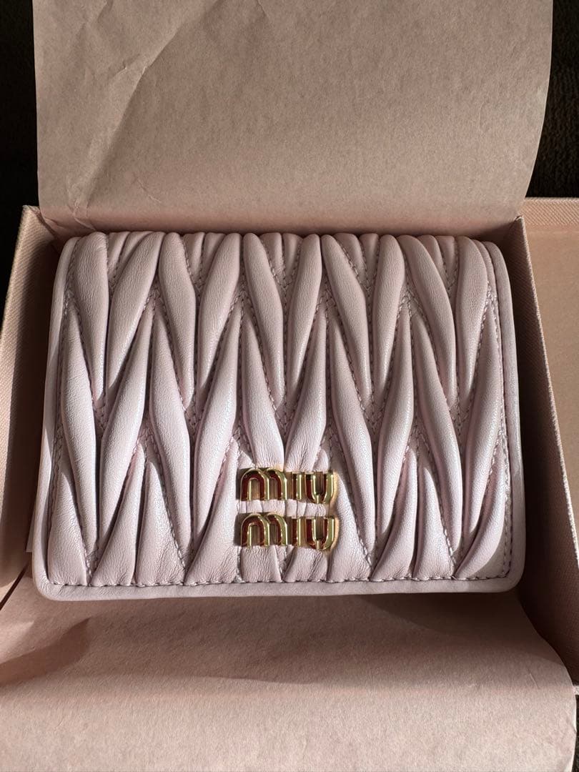 MIUMIUプリーツデザイン 二つ折り財布