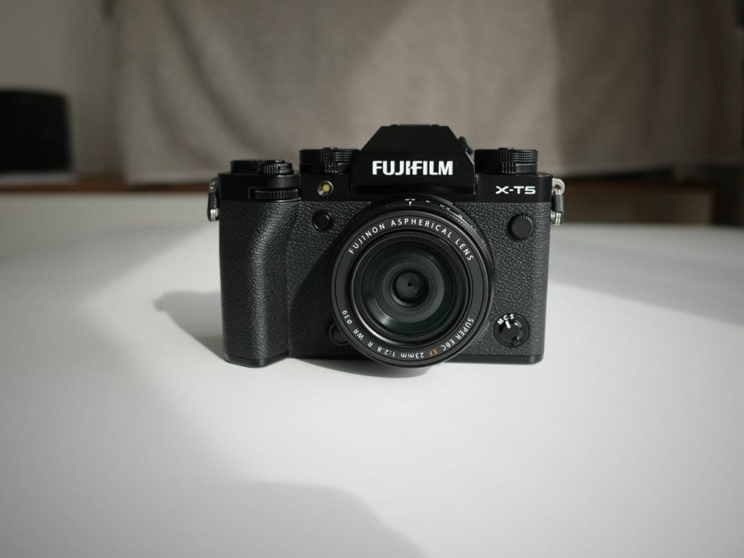 極美品 FUJIFILM X-T5 ボディ ※写真のレンズは付属していません