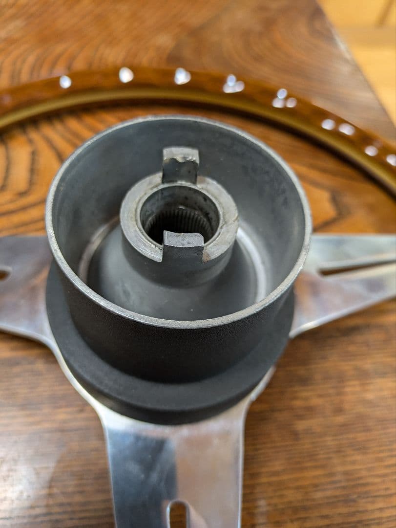 ローバーミニに使用していた、ナルディのクラシックです。ボス付き美品