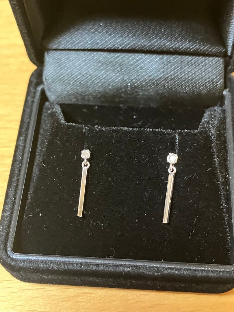 プラチナダイヤモンドバーデザインピアス