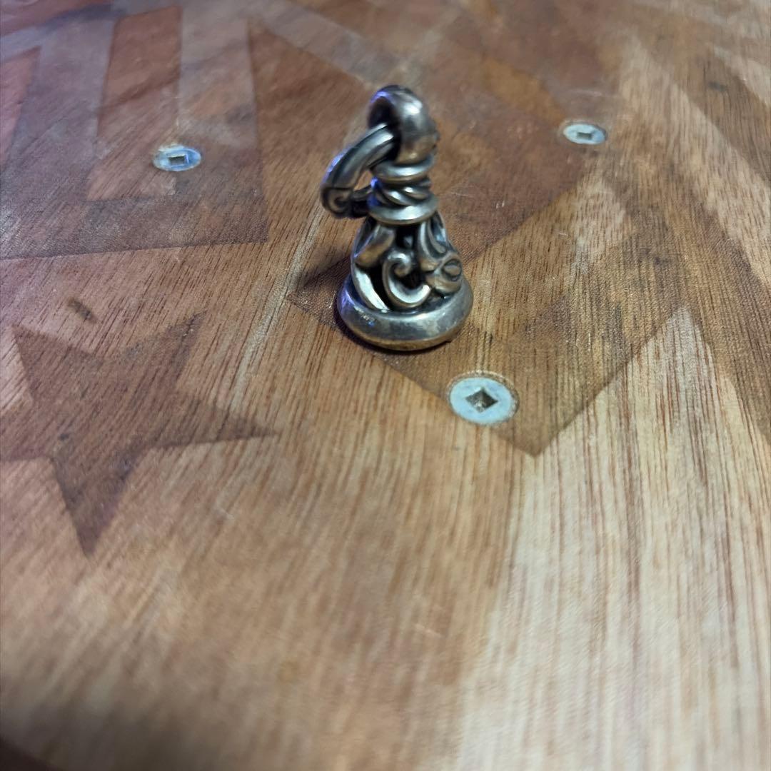 レナードカムホート、ベル型シルバーペンダント、レザーネックレス