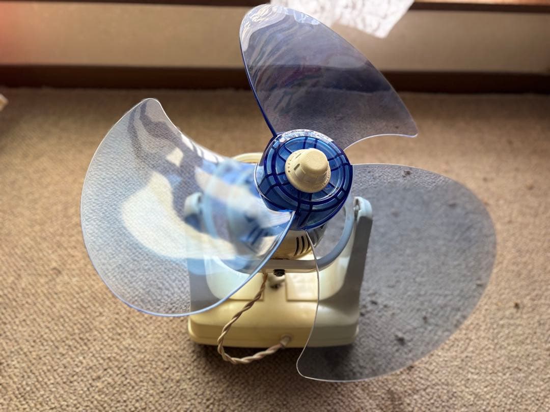 青い3枚羽根の扇風機