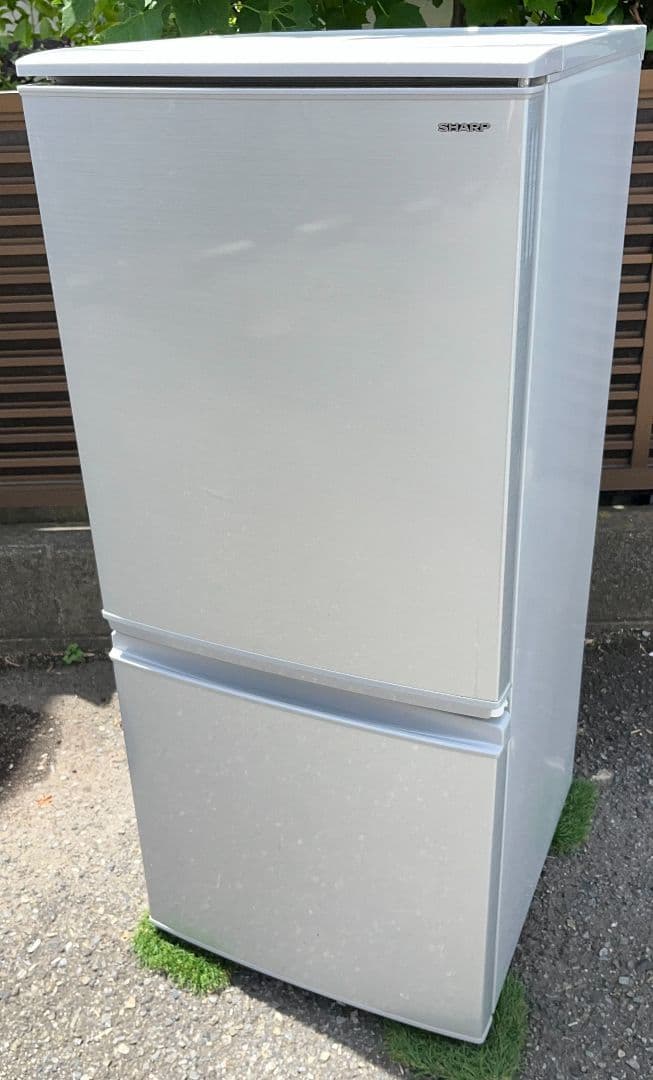 シャープ冷凍冷蔵庫137L横縞模様付け替えどっちもドア自動霜取り機能付　18年製