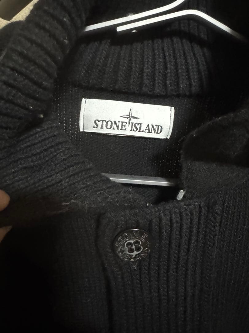 STONE  ブラックボタン付きニット