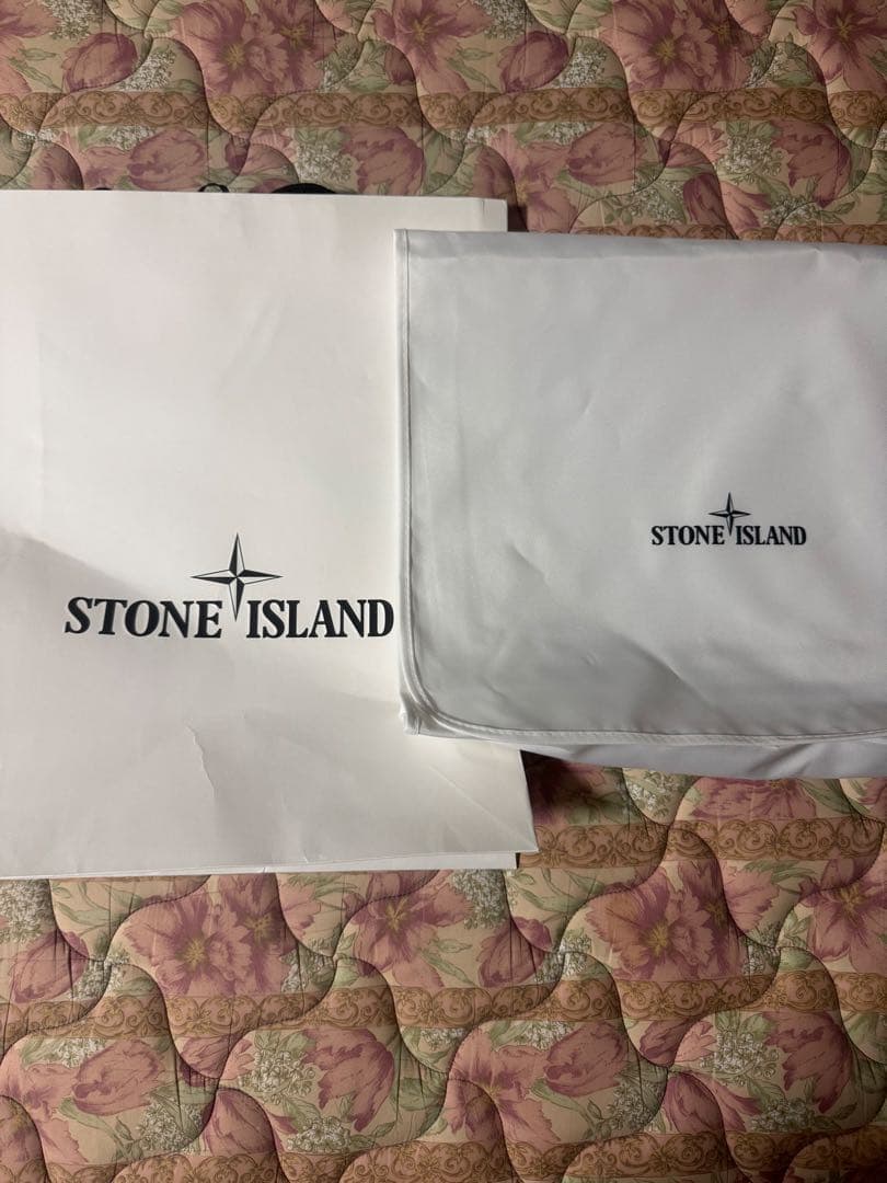 STONE  ブラックボタン付きニット