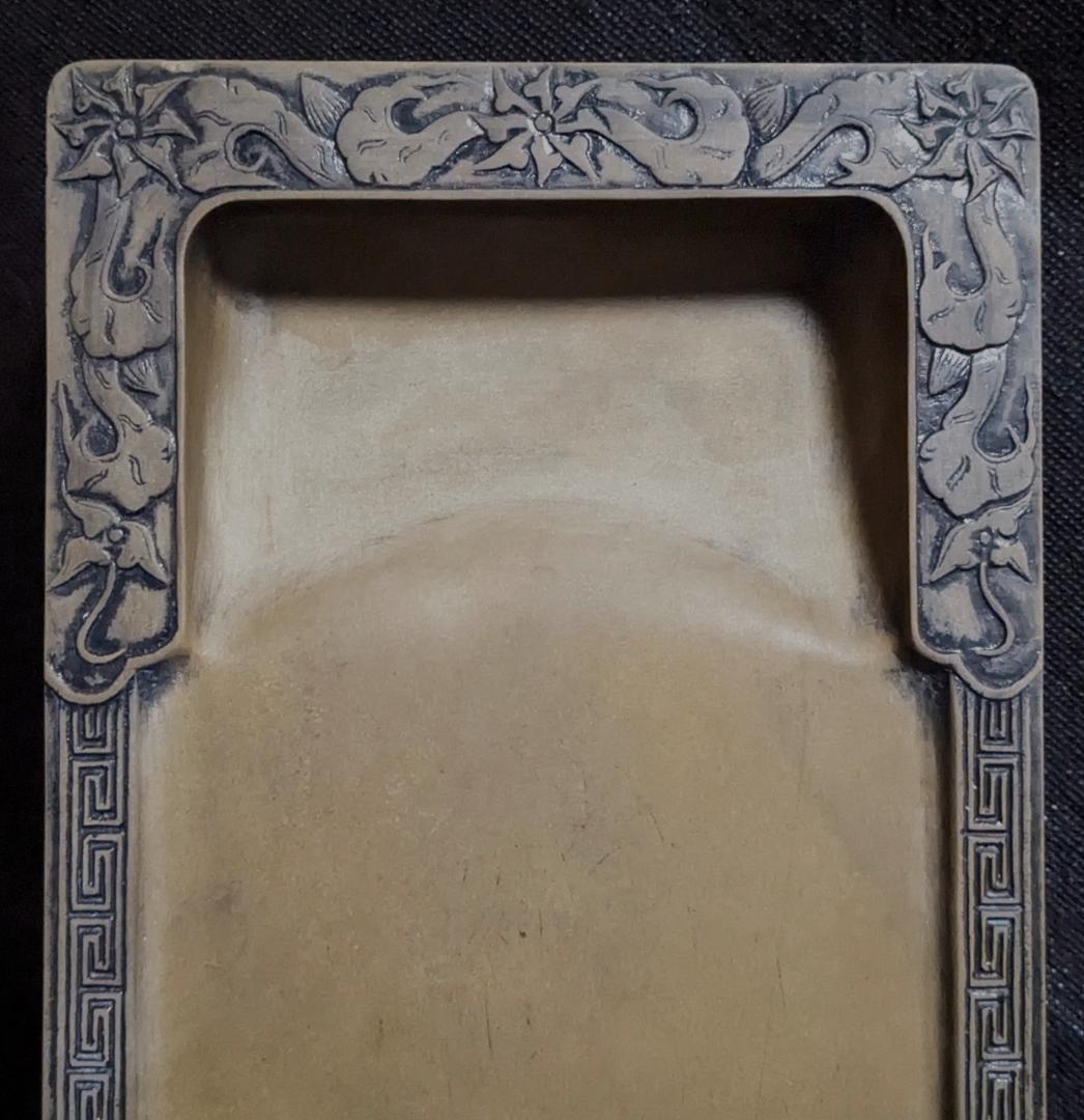 【ゆう】　　◆澄泥・吉祥雷廻文門字硯（鱔魚黄九吋／布化粧箱）