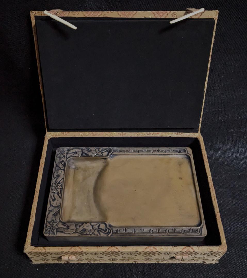 【ゆう】　　◆澄泥・吉祥雷廻文門字硯（鱔魚黄九吋／布化粧箱）